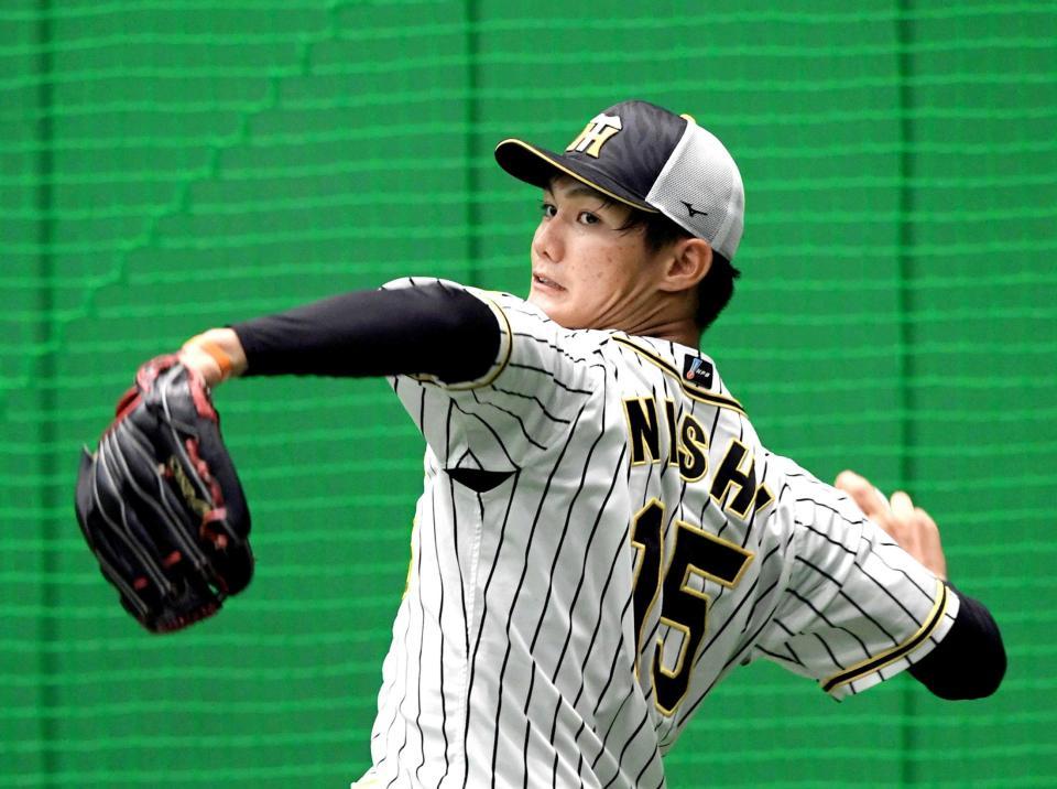 　登板に向け調整する西純（撮影・山口登）