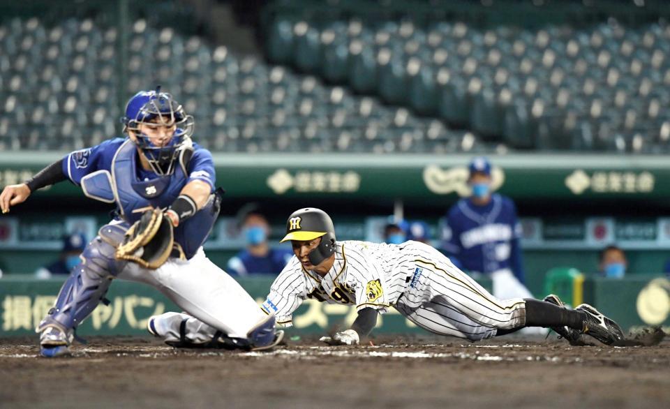 　１１日の中日戦、糸原の適時打で同点となる生還を果たす熊谷