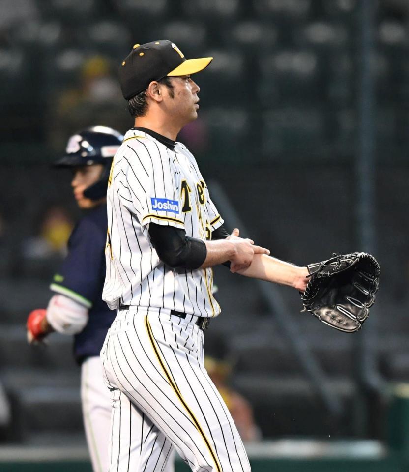 　９回、ヤクルト・並木秀尊に２点適時二塁を許した桑原（撮影・北村雅宏）