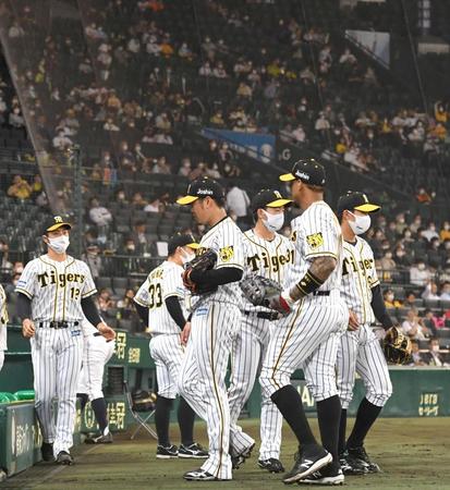 　５回、３点を失い、ベンチに戻る西勇（中央）