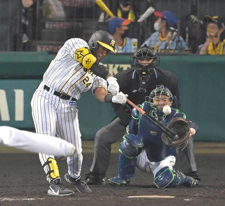 　５回、来日初安打となる１号ソロを放つロハス