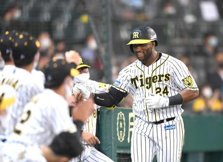 　５回、ソロを放ち、ナインに迎えられるロハス