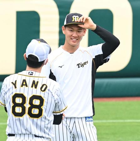 　１軍に合流し、矢野監督（８８）と話す及川（撮影・飯室逸平）