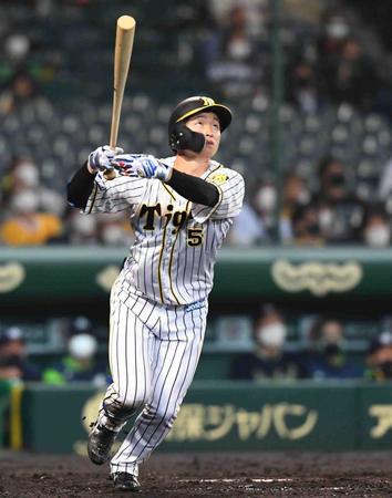 　５回、先制となるソロを放つ近本（撮影・北村雅宏）