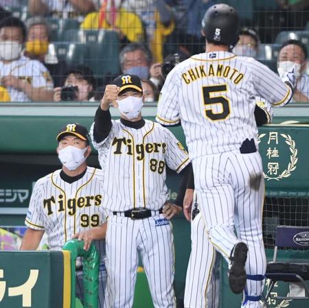 　５回、先制ソロを放った近本を迎える矢野監督（中央）＝撮影・田中太一