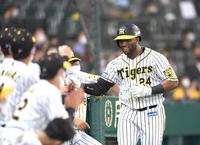 　５回、ソロを放ち、ナインに迎えられるロハス