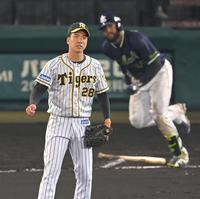 　６回、サンタナ（右）に３点適時二塁打を浴びる小野