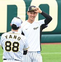 　１軍に合流し、矢野監督（８８）と話す及川（撮影・飯室逸平）