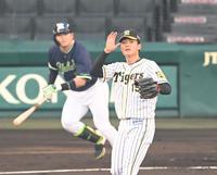 　１回、村上を中飛に打ちとる西純（撮影・飯室逸平）