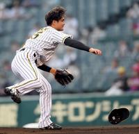 　１回、帽子を飛ばしながら力投する西純（撮影・田中太一）