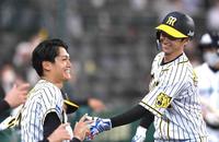 　５回、先制ソロを放った近本とベンチで笑顔を見せる西純（撮影・北村雅宏）