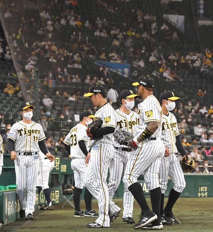 　５回、３点を失い、ベンチに戻る西勇（中央）