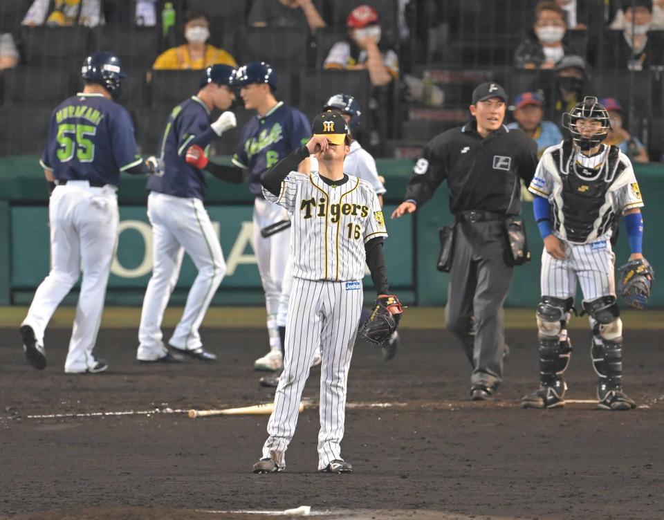 　５回、サンタナに２点適時二塁打を打たれガックリの西勇