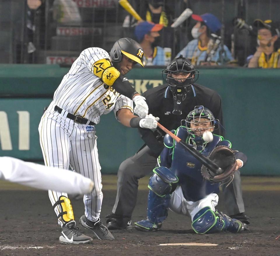 　５回、来日初安打となる１号ソロを放つロハス