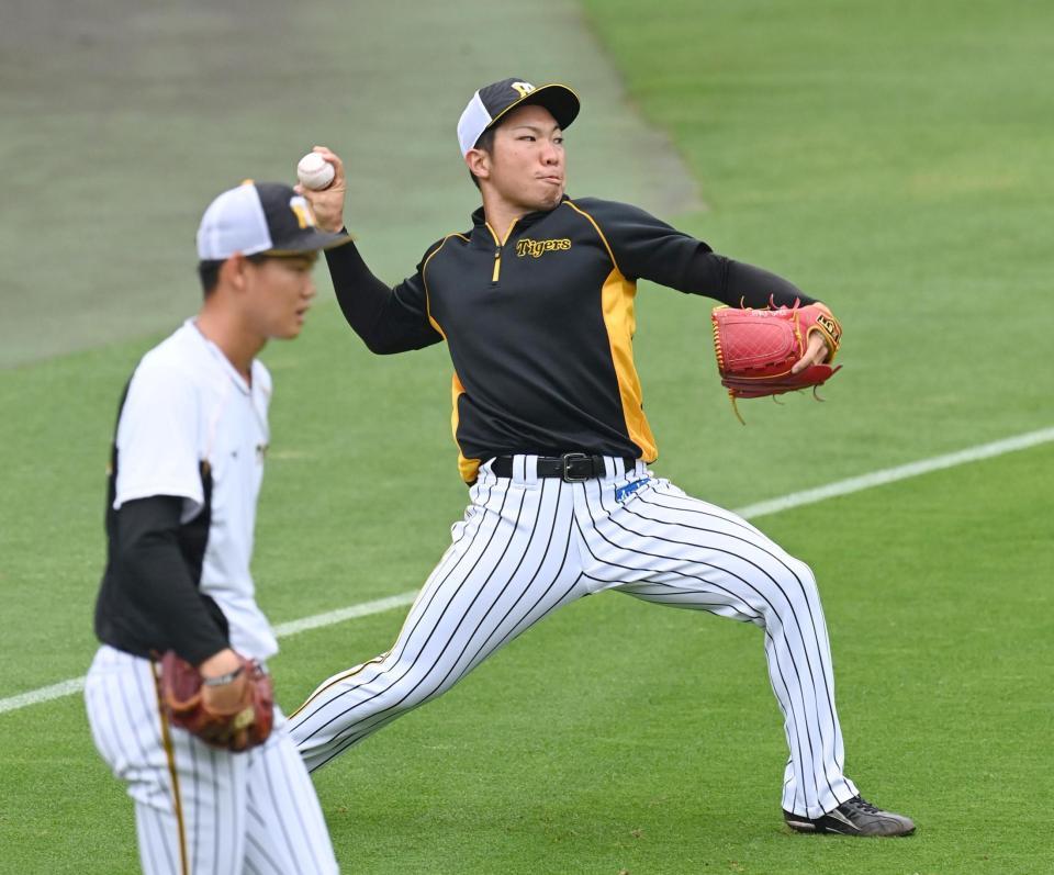 　キャッチボールする石井大（撮影・飯室逸平）