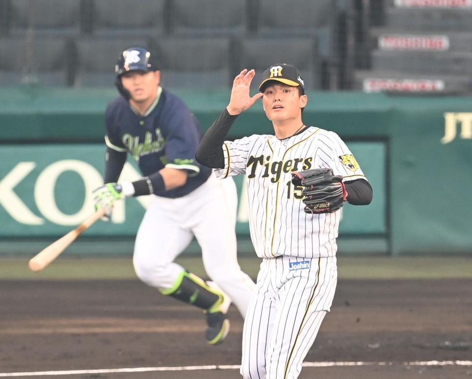 　１回、村上を中飛に打ちとる西純（撮影・飯室逸平）