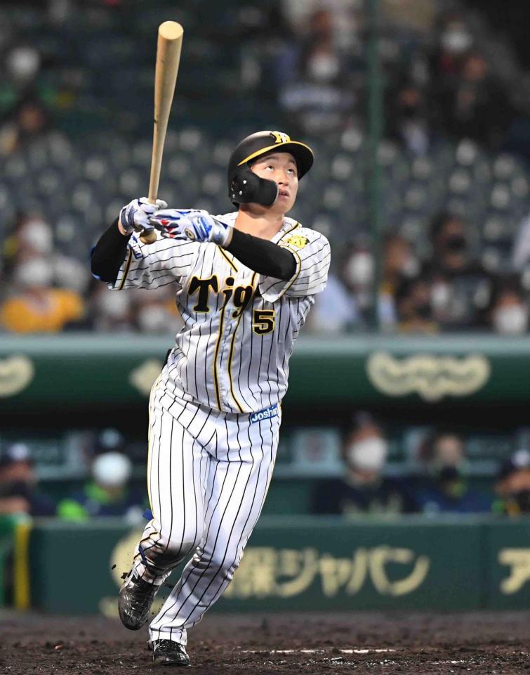 　５回、先制となるソロを放つ近本（撮影・北村雅宏）