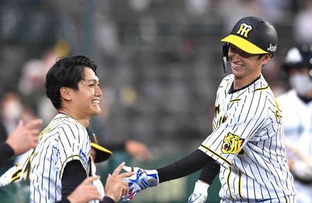 　５回、先制ソロを放った近本とベンチで笑顔を見せる西純