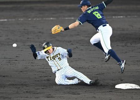 　７回、二盗を決める近本