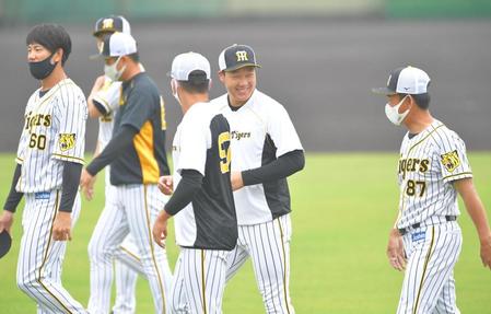 １９日、笑顔で練習する阪神・大山悠輔（中央）＝鳴尾浜球場（代表撮影・吉澤敬太）