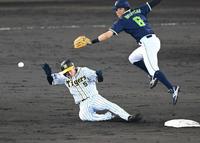 　７回、二盗を決める近本