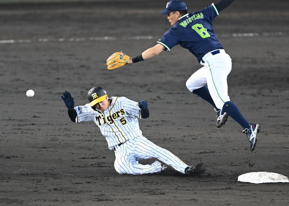 　７回、二盗を決める近本