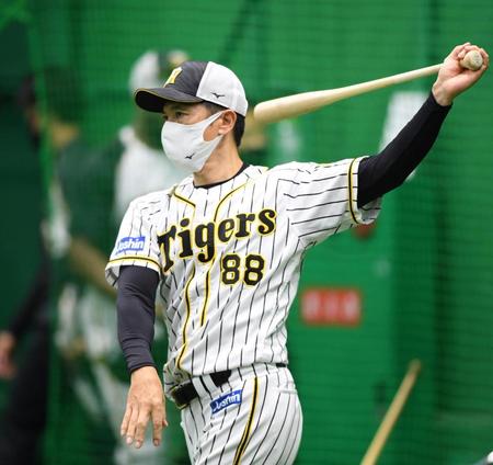 　バットを振る矢野監督（撮影・田中太一）