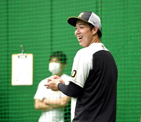 　次の登板に切り替え完了！練習中に笑顔を見せる青柳