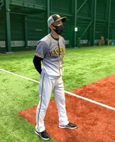 練習するナインを見守る矢野監督（阪神タイガース提供）