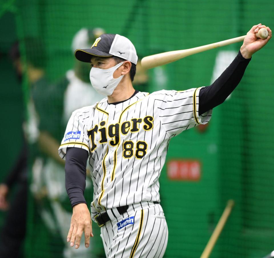 　バットを振る矢野監督（撮影・田中太一）