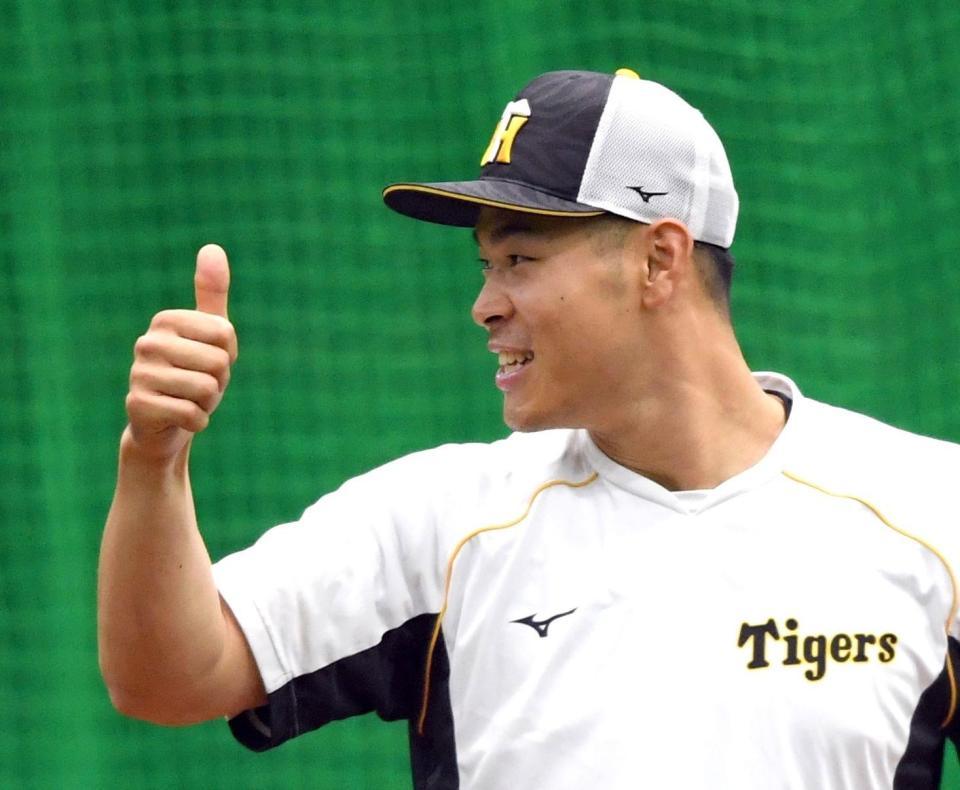 サムアップポーズする佐藤輝（撮影・田中太一）