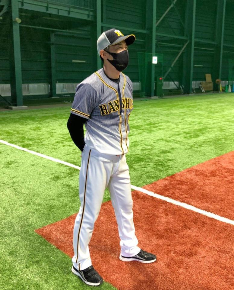 練習するナインを見守る矢野監督（阪神タイガース提供）