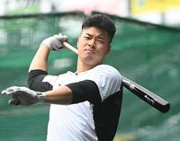 打撃練習をする佐藤輝（撮影・田中太一）