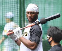 フリー打撃を待つロハス（撮影・田中太一）