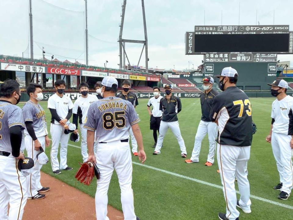 　練習時に円陣を組む阪神投手陣（阪神タイガース提供）