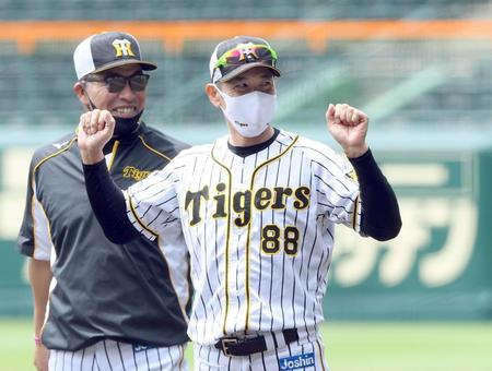 練習で明るい表情を見せる阪神・矢野燿大監督（右）と阪神・井上一樹コーチ＝甲子園（撮影・田中太一）