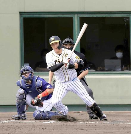 　６回、大山が左前打を放つ（代表撮影）