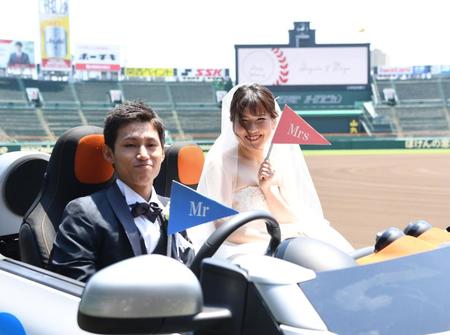 　リリーフカーに乗って撮影する新郎新婦（撮影・田中太一）