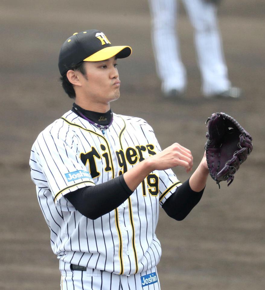 　３回、堂上に四球を与え押し出しとなり渋い表情の藤浪（代表撮影）