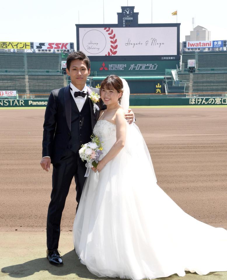 　バックスクリーンを背に撮影する新郎新婦（撮影・田中太一）
