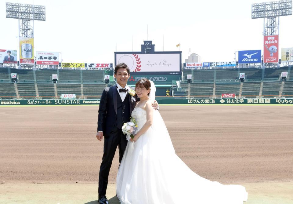 　バックスクリーンを背に撮影する新郎新婦（撮影・田中太一）