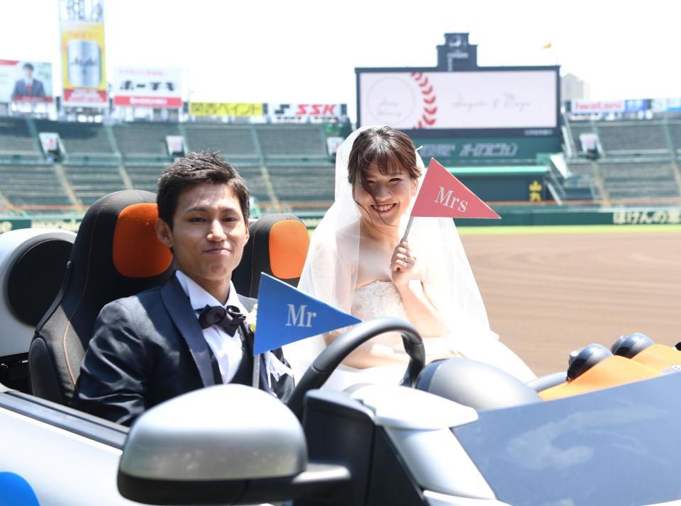 　リリーフカーに乗って撮影する新郎新婦（撮影・田中太一）