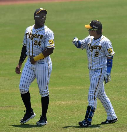 　試合前、梅野（右）と話すロハス