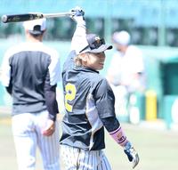 　バットを手に笑顔を見せる梅野