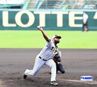 　ロッテ戦へ向け、甲子園のマウンドで投球練習する阪神・アルカンタラ（撮影・飯室逸平）