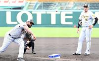 　ロッテ戦へ向け、甲子園のマウンドで投球練習する阪神・アルカンタラ（右は阪神・秋山拓巳）（撮影・飯室逸平）
