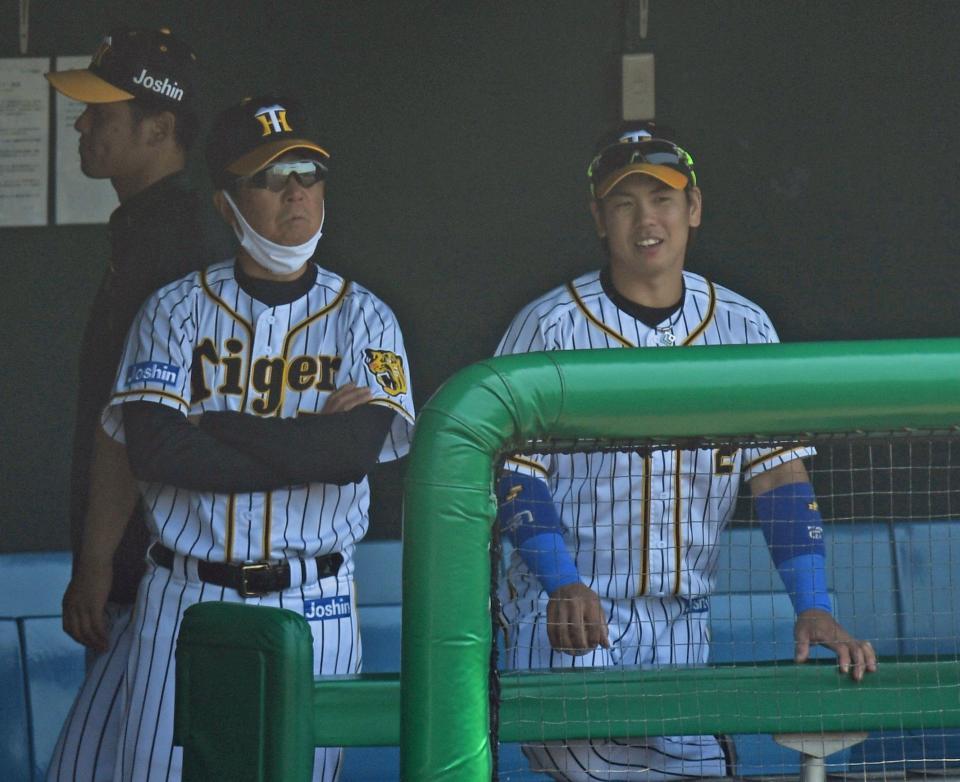 　ベンチで平田二軍監督（左）と話す梅野