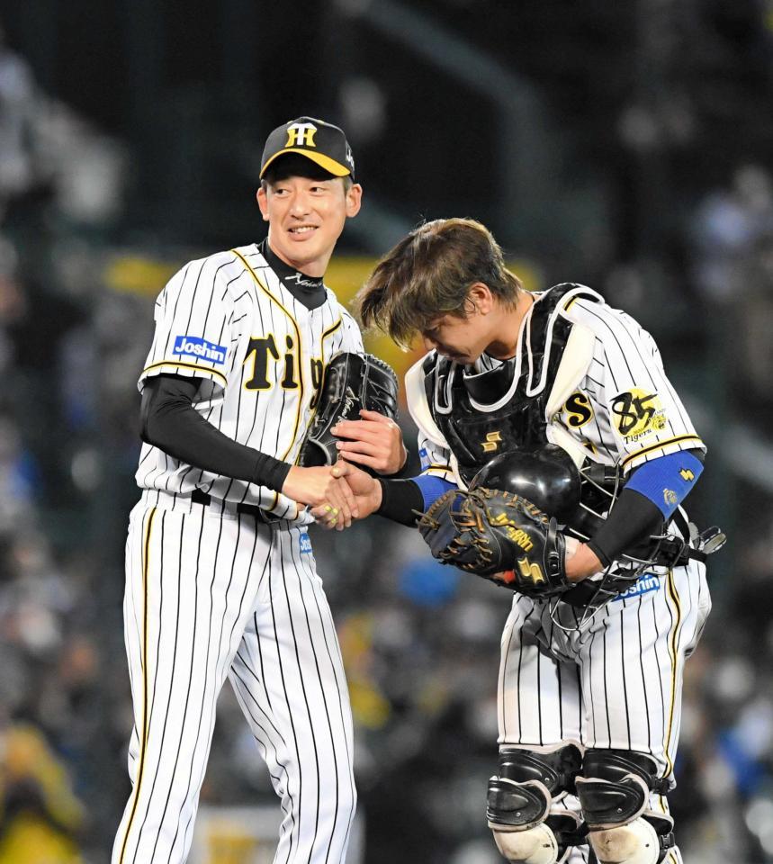 　阪神ラスト登板を終えた能見（左）と握手する梅野