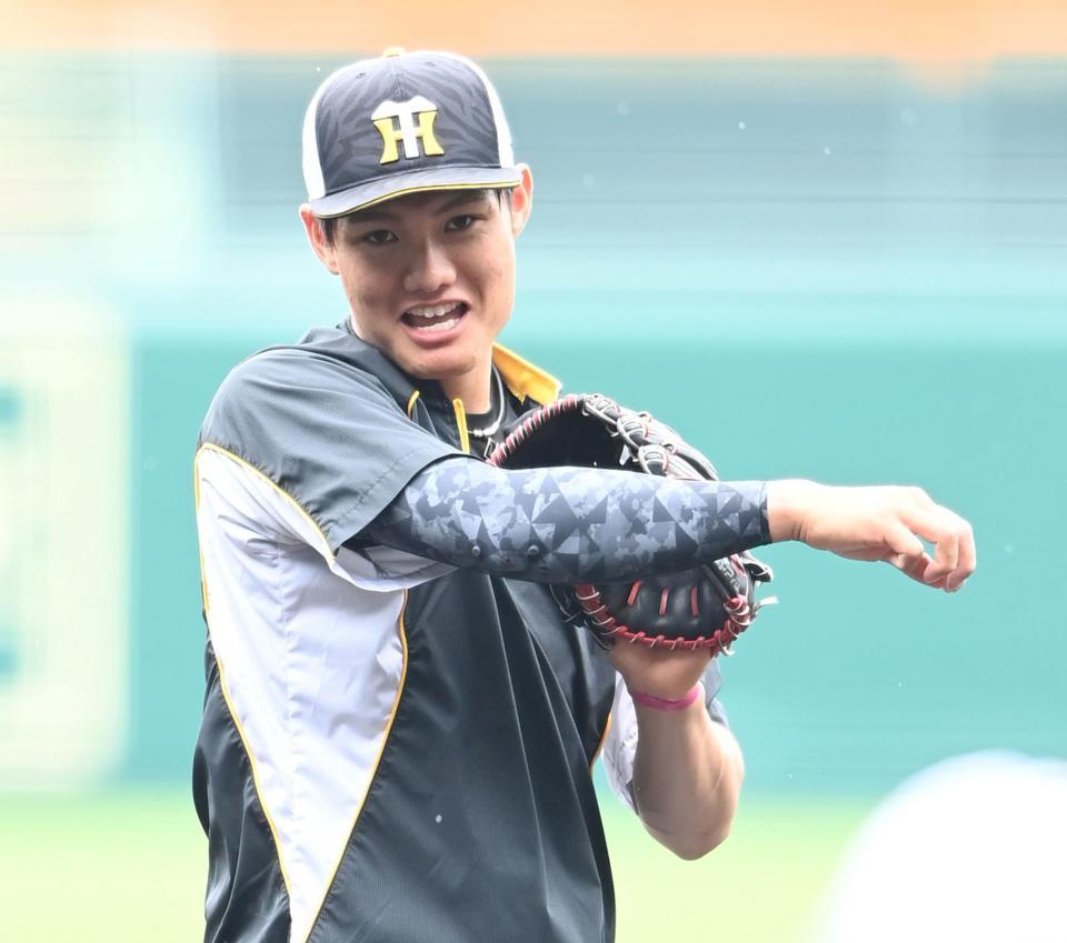 　守備練習に汗を流す阪神・西純矢（撮影・飯室逸平）