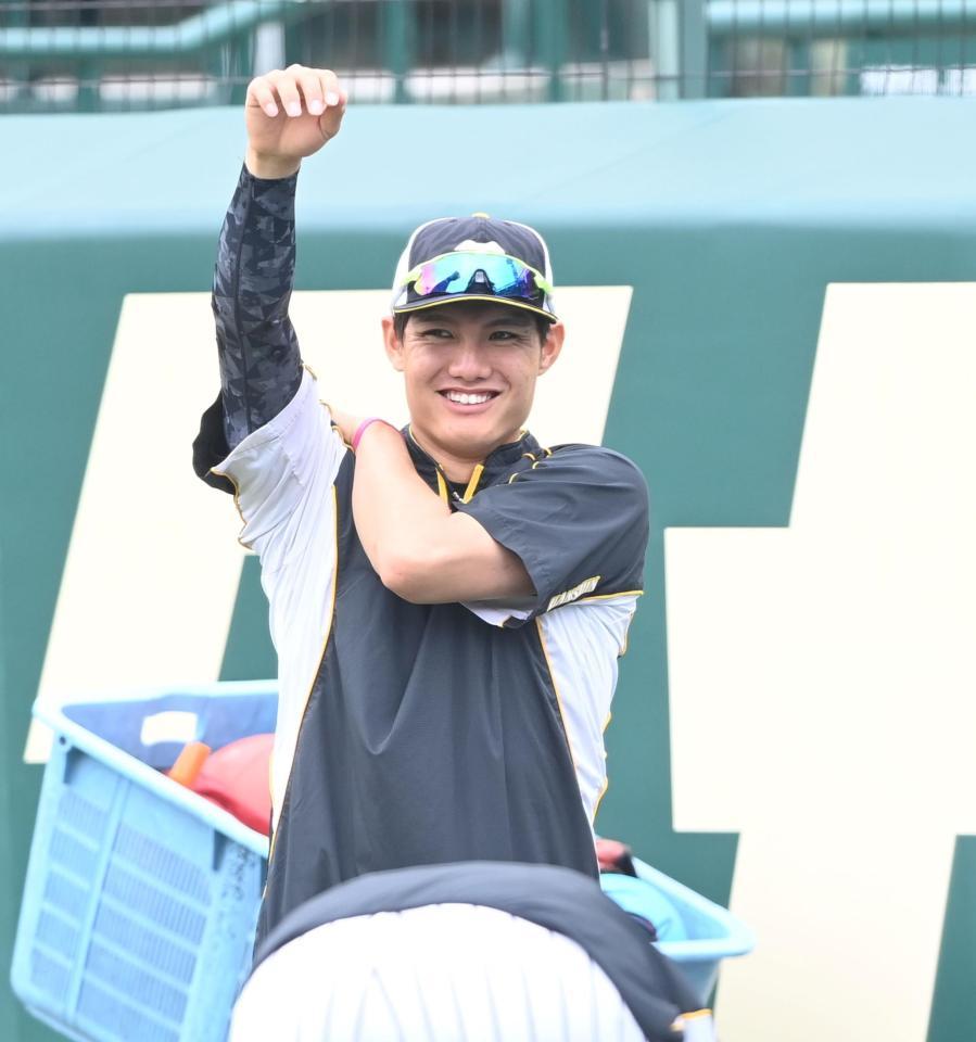 　笑顔で調整する阪神・西純矢（撮影・飯室逸平）